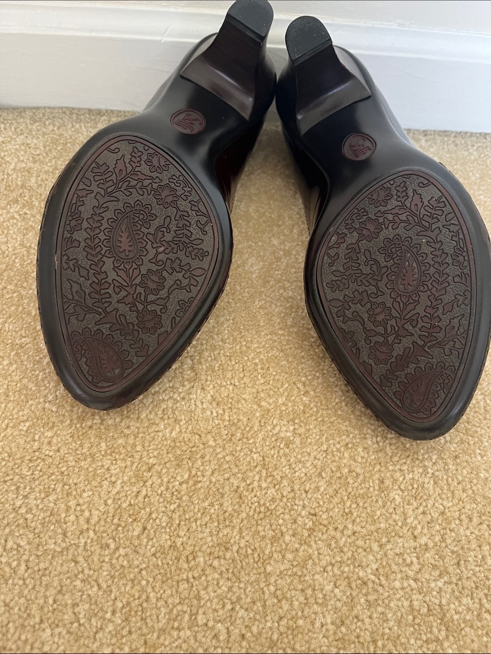 Söfft Dark Red Patent Leather Wedge Pumps with Bow Accent - Picture 4 of 6
